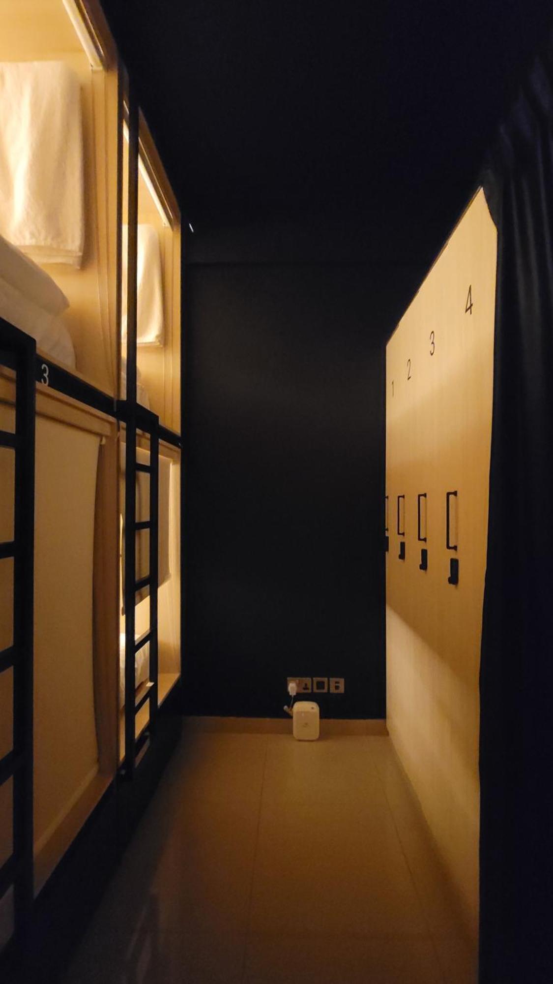 Westay Capsule Hostel Dubái Exterior foto